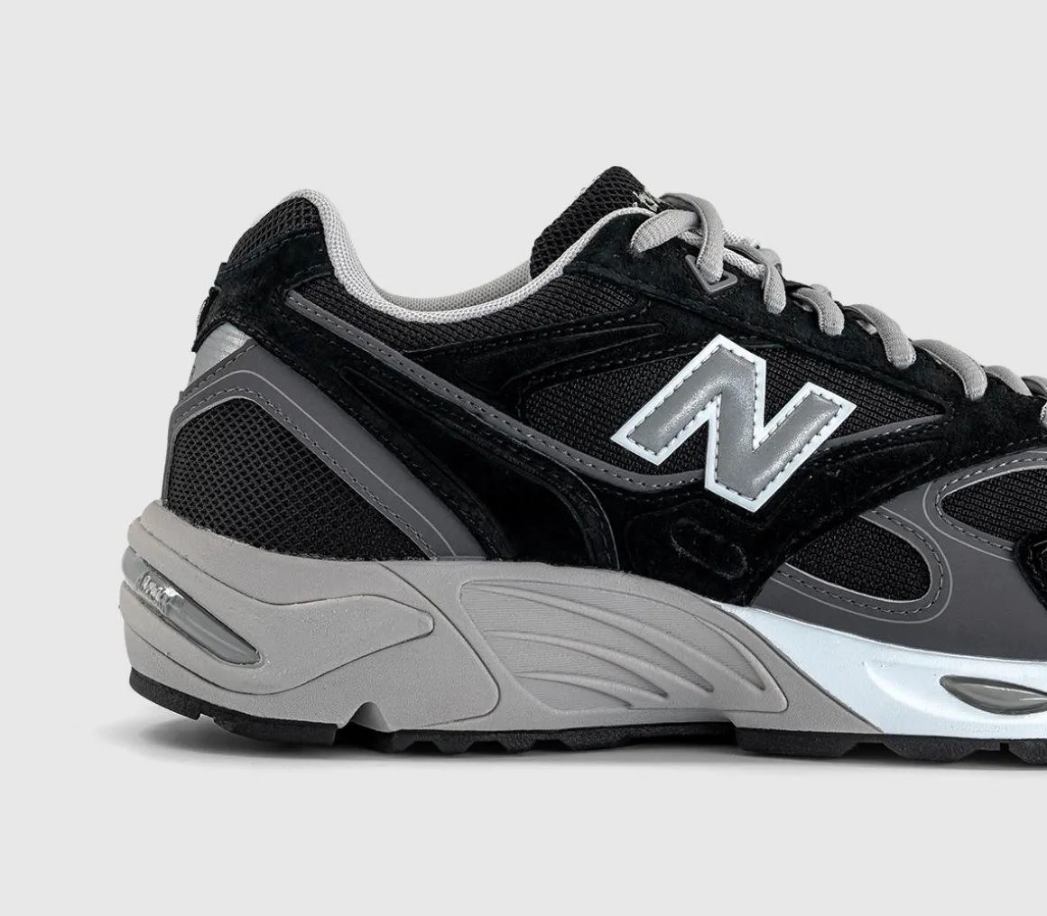 880R Trainers