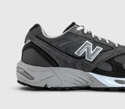 880R Trainers