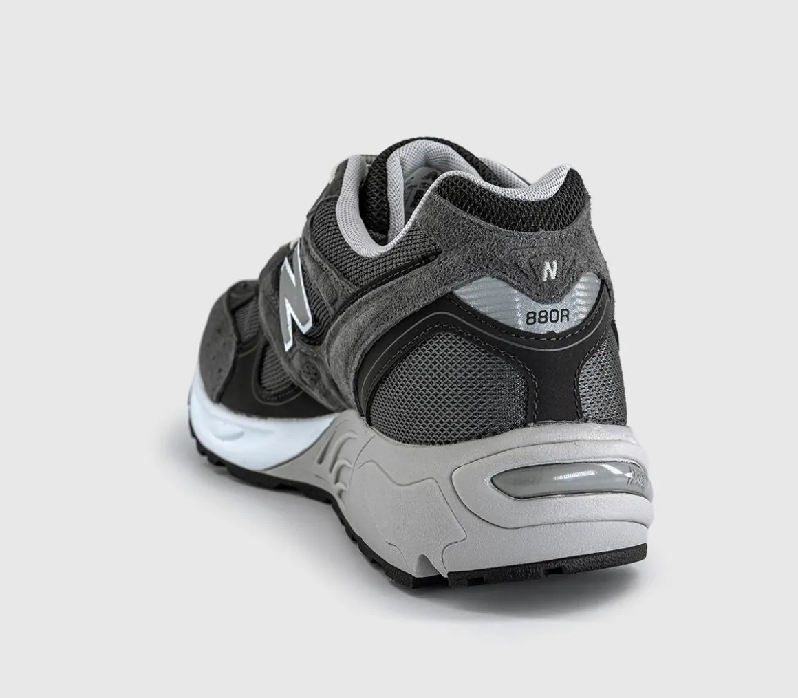 880R Trainers